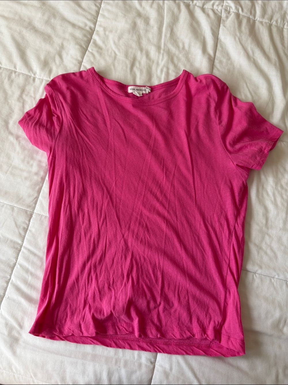 Good American Women's Short-Sleeve Crewneck Tee in Fuchsia